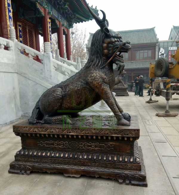 居宗教廟堂之高，擇黃銅麒麟雕塑守業(yè)